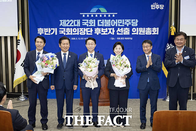기념사진 촬영하는 정청래 더불어민주당 대표와 조정식 국회의장 후보, 남인순 국회부의장 후보, 한병도 원내대표(왼쪽부터).