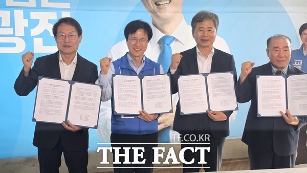 곽노현·조희연 전 서울시교육감을 비롯한 전국 전직 민주진보교육감 6명이 13일 성광진 대전시교육감 예비후보 지지를 선언했다. 왼쪽부터 조희연 전 서울시교육감, 성광진 대전시교육감 예비후보, 장석웅 전 전남도교육감, 장휘국 전 광주시교육감. /정예준 기자