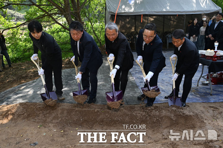 13일 오전 광주시 북구 효령동 한 야산 5·18민주화운동 희생자들이 암매장 된 것으로 추정된 장소에서 참석자들이 개토제 시삽을 하고 있다. /뉴시스