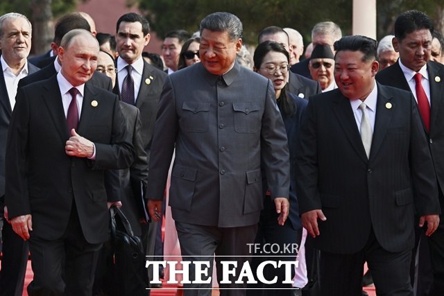 전문가들은 북한이 우방국과의 밀착을 통한 반서방 연대 구축을 본격화했다고 평가했다. 또한 러시아의 영향권에 있는 벨라루스와의 관계 확대는 북중러 협력 구조를 넓혀가는 차원으로 해석할 수 있다고 진단했다. 사진은 (왼쪽부터) 블라디미르 푸틴 러시아 대통령, 시진핑 중국 국가주석, 김 위원장이 지난해 9월 베이징에서 열린 중국 전승절 80주년 행사에 참석한 모습. /AP. 뉴시스