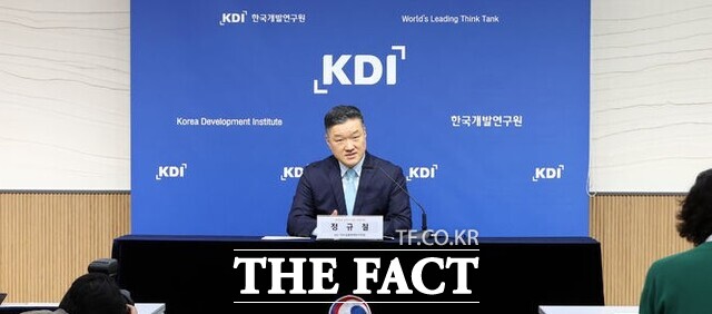 정규철 KDI 거시·금융정책연구부장이 13일 세종시 정부세종청사에서 '2026 상반기 KDI 경제전망'에 대해 설명하고 있다. /뉴시스