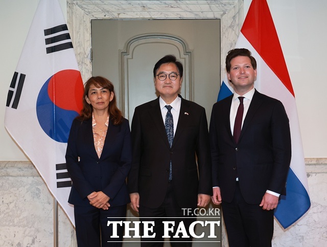 네덜란드를 공식 방문한 우원식 국회의장이 12일(현지시각) 네덜란드 상·하원의장 합동 면담에 앞서 기념사진을 촬영하고 있다. 왼쪽이 메이 리 보스 상원의장, 오른쪽이 톰 반 캄픈 하원의장. /국회의장실 제공