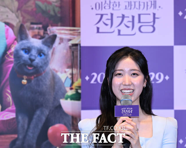 배우 이레와 박봉섭 감독, 라미란(왼쪽부터)이 13일 서울 강남구 메가박스 코엑스에서 열린 영화 '이상한 과자 가게 전천당' 언론시사회 및 기자간담회에 참석해 포즈를 취하고 있다. /이새롬 기자