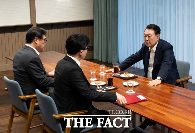 윤석열 전 대통령이 2024년 10월 21일 서울 용산 대통령실 파인그라스에서 한동훈 당시 국민의힘 대표와 면담하고 있다.맨 왼쪽은 정진석 대통령 비서실장. /뉴시스
