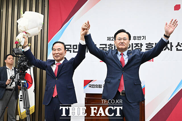 제22대 국회 후반기 국회부의장 선출된 박덕흠 국민의힘 의원(왼쪽)이 13일 오전 서울 여의도 국회에서 열린 국회부의장 후보자 선출 의원총회에서 유상범 선거관리위원장에게 꽃다발을 받은 뒤 기념촬영을 하고 있다. /국회=남용희 기자