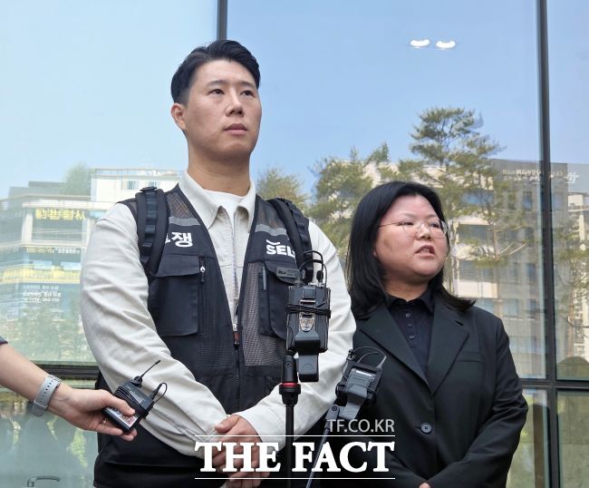 13일 수원지법에서 최승호 초기업노동조합 삼성전자지부 위원장(왼쪽)와 법률대리인 홍지나 변호사(오른쪽)가 가처분 신청 사건 2차 심리기일 후 몰린 취재진을 향해 입장을 밝히고 있다. /박아론 기자