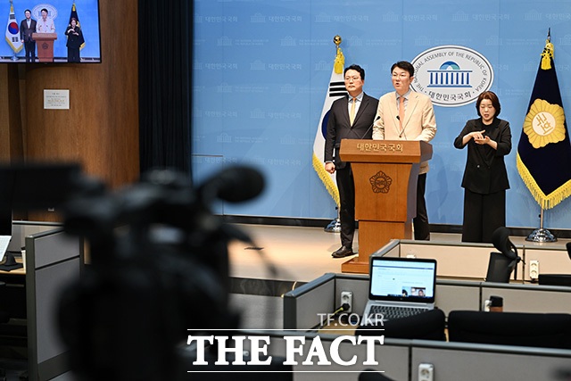 기자회견 열고 정원오 더불어민주당 서울시장 후보 관련 발언하는 김 후보(가운데).