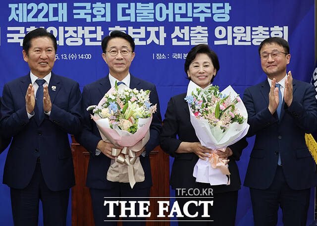 기념사진 촬영하는 정청래 더불어민주당 대표와 조정식 국회의장 후보, 남인순 국회부의장 후보, 한병도 원내대표(왼쪽부터).