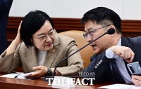  산업부 차관과 대화 나누는 한성숙 중기부 장관 [포토]