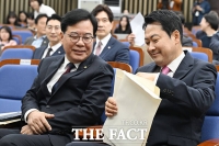 의총서 웃으며 대화 나누는 송언석-장동혁 [포토]