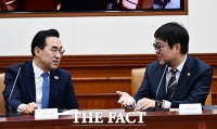  대화 나누는 박홍근 장관과 최휘영 장관 [포토]