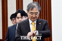  시간 확인하는 조현 외교부 장관 [포토]