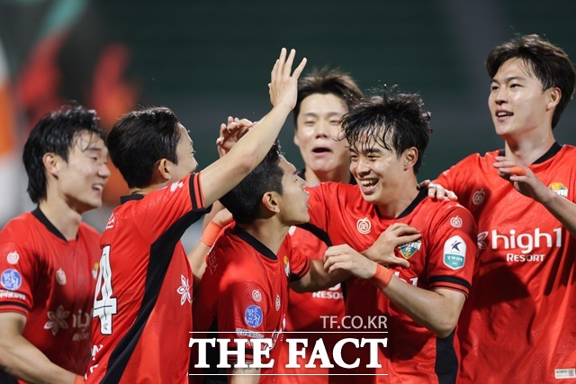 4경기 연속 무패행진을 달리며 선전하고 있는 강원 선수들./K리그