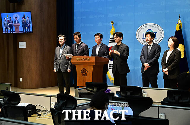 이해식 더불어민주당 의원과 이정헌 의원 등 정원오 서울시장 후보 캠프 관계자들이 14일 오전 서울 여의도 국회 소통관에서 기자회견을 열고 정 후보 폭행 전과 사건과 관련된 입장을 밝히고 있다. 왼쪼부터 채헌일 의원, 이정헌 의원, 이해식 의원, 수어 통역관, 오기형 의원, 이주희 의원. /국회=배정한 기자