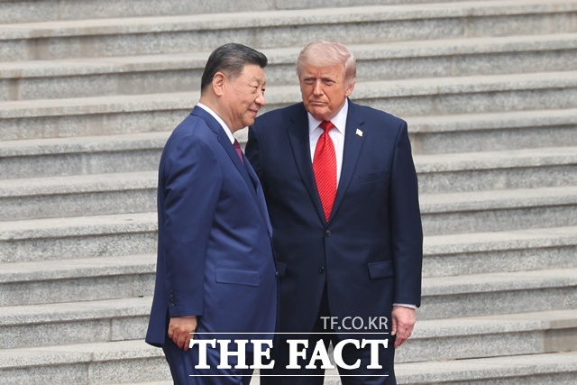 도널드 트럼프 미국 대통령(오른쪽)과 시진핑 중국 국가주석은 14일(현지시간) 공식 환영식 이후 인민대회당 내부 회담장으로 이동해 정상회담에 들어갔다. /뉴시스, AP