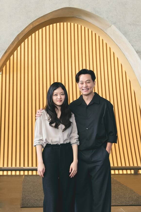 고아성(왼쪽)과 이서진이 출연하는 연극 '바냐 삼촌'은 오는 31일까지 전 배역 원 캐스트로 LG아트센터 서울, LG SIGNATURE 홀에서 공연된다. /LG아트센터