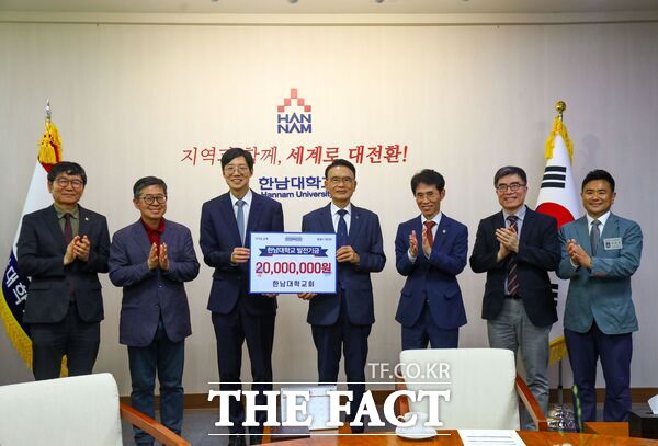 한남대학교회가 창립 47주년을 맞아 13일 오후 본관2층 총장접견실에서 한남대학교에 발전기금을 2000만 원을 기탁했다. 2015년부터 올해까지 1억 6000만 원의 발전기금을 기탁했다. /한남대학교