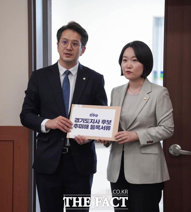더불어민주당 전용기, 이소영 국회의원이 14일 추미애 경기도지사 후보의 후보자 등록을 위해 경기도선거관리위원회에 들어서고 있다. /전용기 국회의원 SNS 갈무리