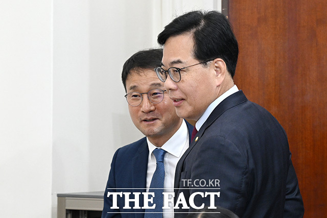 '여야공조' 기대하며 두 손 마주잡은 송언석(왼쪽)-한병도 원내대표.