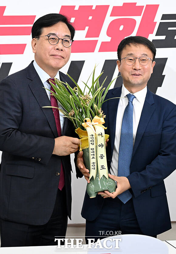 '여야공조' 기대하며 두 손 마주잡은 송언석(왼쪽)-한병도 원내대표.