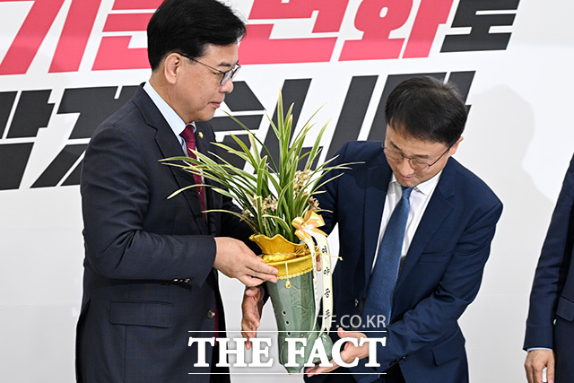 '여야공조' 기대하며 두 손 마주잡은 송언석(왼쪽)-한병도 원내대표.