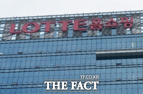 롯데홈쇼핑 경영권을 놓고 최대주주인 롯데쇼핑과 2대주주인 태광산업의 힘겨루기가 지속되는 상황에서, 태광산업이 임시주주총회에서 제기한 김재겸 대표이사 해임안이 부결됐다. /롯데홈쇼핑