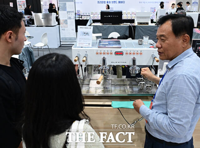 '2026 카페디저트페어'가 14일 서울 강서구 코엑스 마곡 전시장에서 열린 가운데, 전시장을 찾은 시민들이 커피를 시음하고 있다. /이새롬 기자