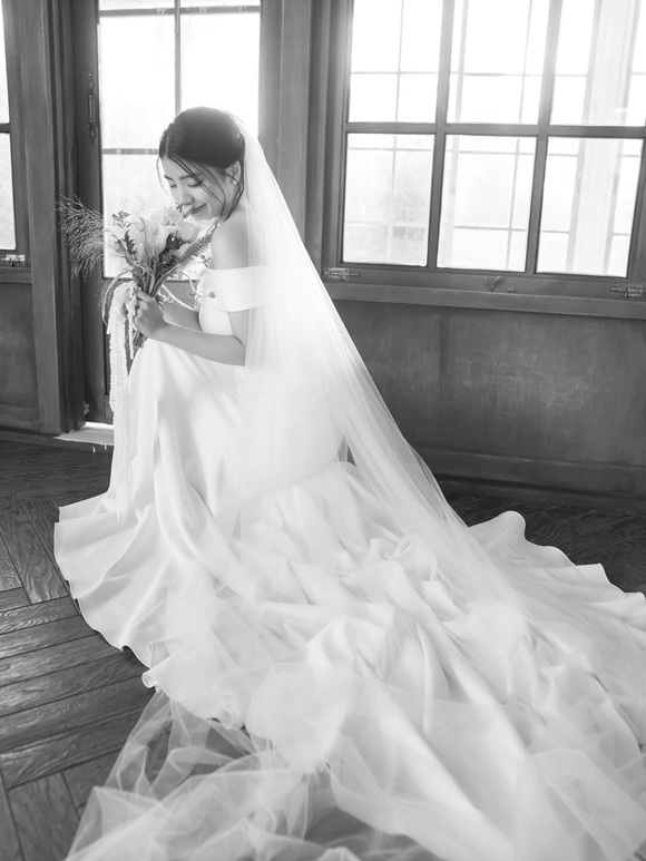 뮤지컬 배우 김환희가 웨딩 사진과 자필 편지를 게재해고 18일 결혼 소식을 전했다./김환희 소셜 미디어