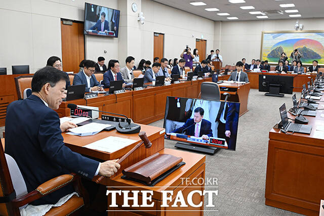 제22대 국회 전반기 마지막 정무위원회 전체회의. 의사봉 두드리는 윤한홍 위원장.