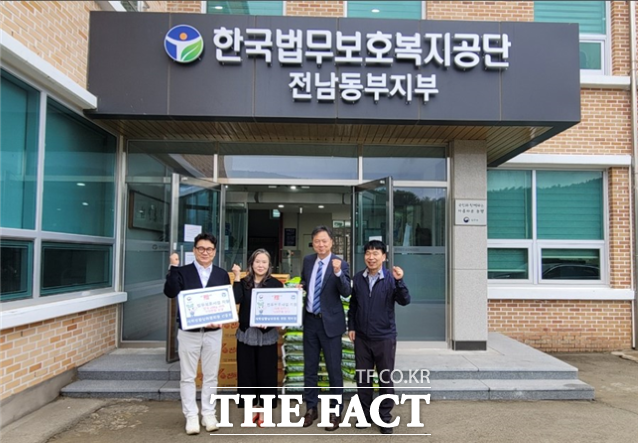 한국법무보호복지공단 전남동부지부 사회성향상위원회 선준현 회장이 양곡 20kg 30포, 박미정 위원이 라면 50박스를 기부했다. /한국법무보호복지공단 전남동부지부