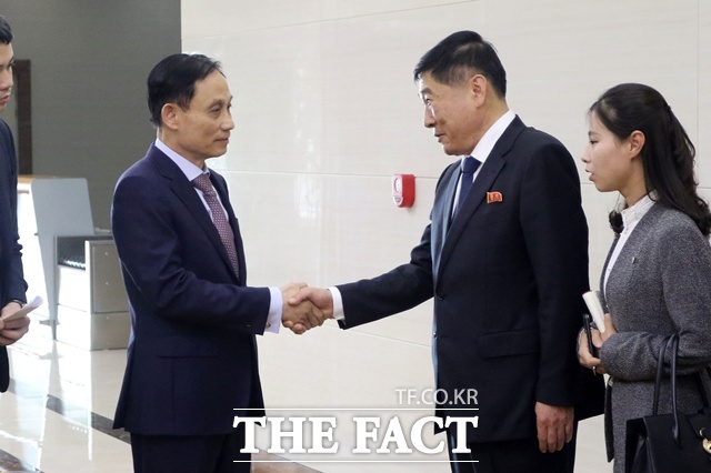 최선희 북한 외무상이 레 호아이 쭝 베트남 외무장관을 만나 양국 교류 협력 강화 문제를 논의했다. 사진은 쭝 장관(왼쪽)이 지난 12일 북한 평양 국제공항에 도착해 박상길 외무성 부상의 영접을 받는 모습. /뉴시스, AP