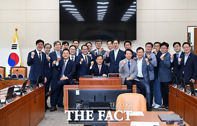 제22대 국회 전반기 마지막 정무위원회 전체회의. 의사봉 두드리는 윤한홍 위원장.
