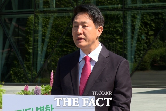 오세훈 국민의힘 서울시장 후보가 지난 14일 오전 서울 중구 서울시청 앞에서 6.3 지방선거 대국민 호소 기자회견을 하고 있다. /김기범 기자