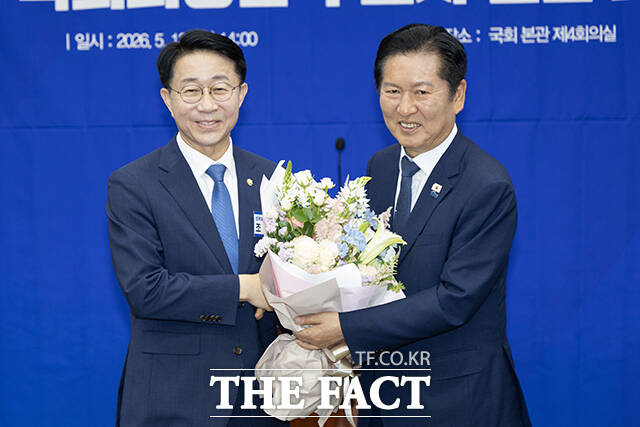조정식 더불어민주당 의원이 제22대 후반기 국회의장 경선에서 승리하면서, 민주당의 내부 권력 구도가 첫 시험대에 올랐다. 사진은 13일 서울 여의도 국회에서 열린 제22대 국회 후반기 더불어민주당 국회의장단 후보 선출 의원총회에 참석해 국회의장 후보로 선출된 조정식 의원에게 꽃다발을 전달하고 있는 정청래 민주당 대표. /배정한 기자