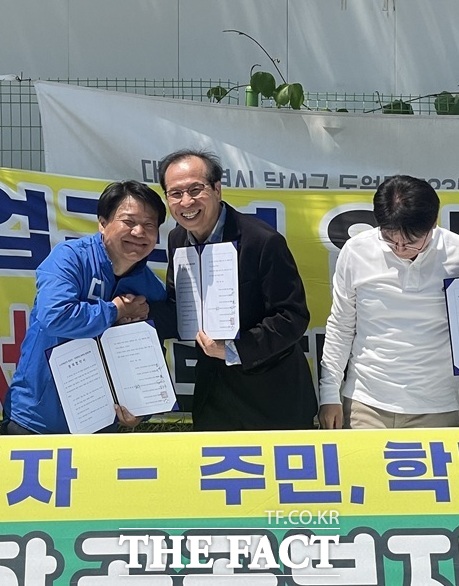 임성무 대구시교육감 후보(왼쪽)가 14일 달서구 도원고 골프연습장 공사 현장에서 주민 대표와 공공부지 매입 정책협약을 체결하고 있다. /임성무 선거캠프