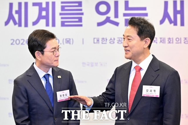 정원오 더불어민주당 서울시장 후보(왼쪽)와 오세훈 국민의힘 서울시장 후보가 30일 서울 중구 대한상공회의소에서 열린 한국포럼에 참석해 대화를 하고 있다. /한국일보