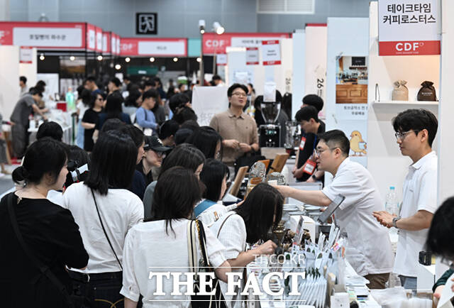 '2026 카페디저트페어'가 14일 서울 강서구 코엑스 마곡 전시장에서 열린 가운데, 전시장을 찾은 시민들이 커피를 시음하고 있다. /이새롬 기자