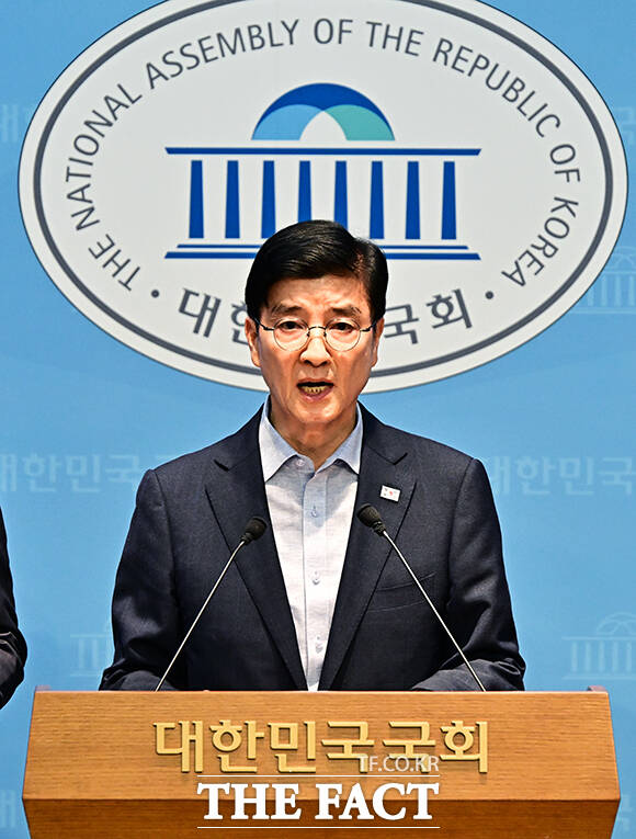 이해식 더불어민주당 의원과 이정헌 의원 등 정원오 서울시장 후보 캠프 관계자들이 14일 오전 서울 여의도 국회 소통관에서 기자회견을 열고 정 후보 폭행 전과 사건과 관련된 입장을 밝히고 있다. 왼쪼부터 채헌일 의원, 이정헌 의원, 이해식 의원, 수어 통역관, 오기형 의원, 이주희 의원. /국회=배정한 기자