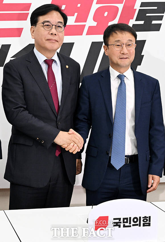 '여야공조' 기대하며 두 손 마주잡은 송언석(왼쪽)-한병도 원내대표.