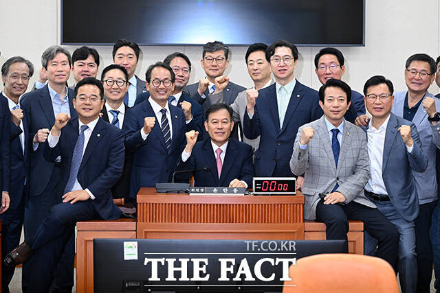 윤한홍 국회 정무위원장(가운데)과 정무위 소속 의원들이 14일 오전 서울 여의도 국회에서 열린 정무위원회 전체회의를 마친 뒤 기념촬영을 하고 있다. /국회=남용희 기자