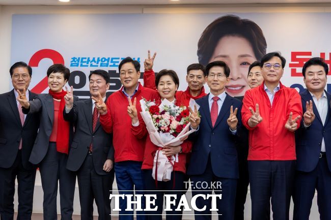 국민의힘 양향자 경기도지사 후보가 14일 오후 선거사무소 개소식을 한 뒤 참석자들과 기념촬영을 하고 있다. /양향자 선거 캠프