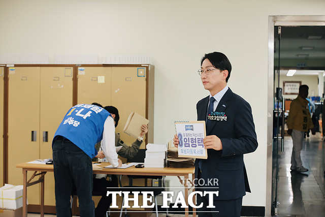 14일 임형택 조국혁신당 익산시장 후보가 선거관리위원회에 후보등록을 하고 있다./익산시