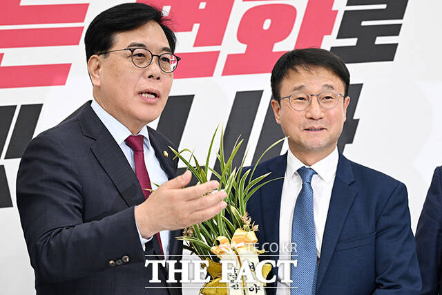 '여야공조' 기대하며 두 손 마주잡은 송언석(왼쪽)-한병도 원내대표.