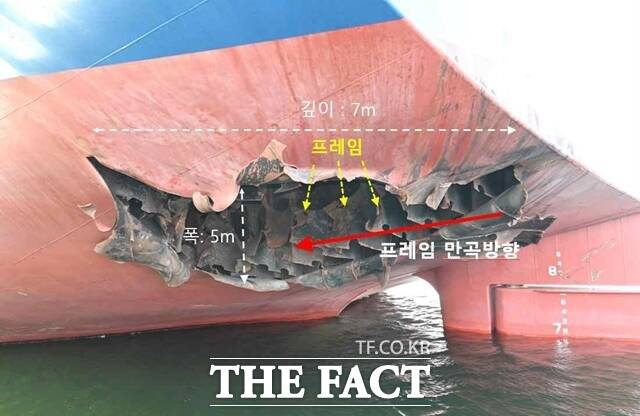 미상의 비행체 타격으로 훼손된 나무호 선미 외판 모습. 피격으로 폭 5m, 깊이 7m의 파공이 발생했다. /외교부 제공