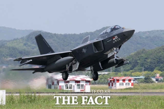 13일 경남 사천시 공군3훈련비행단에서 국산 초음속 전투기 KF-21 시제기가 힘차게 이륙하고 있다. /사진공동취재단