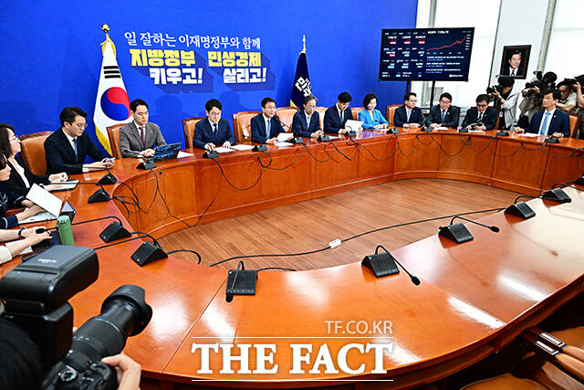 한병도 더불어민주당 원내대표(왼쪽)가 14일 오전 서울 여의도 국회에서 열린 정책조정회의에 참석해 모두발언을 하고 있다. /국회=배정한 기자