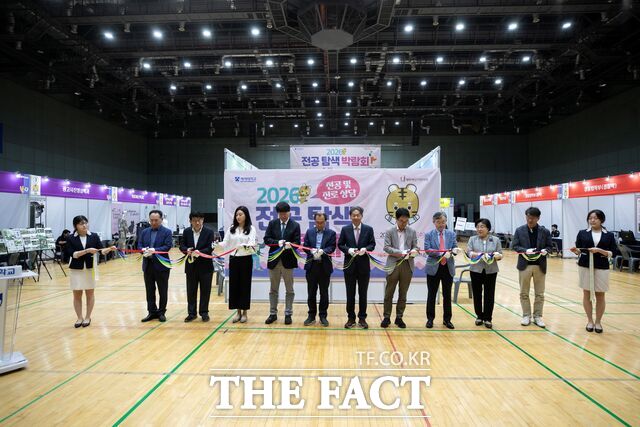 13일 배재대학교에서 열린 '전공탐색박람회' 개막식에 참석한 김욱 배재대 총장을 비롯한 내빈들이 테이프커팅을 진행하고 있다. /배재대