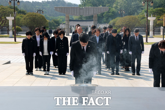 김석웅 광산구청장 권한대행을 비롯한 광주시 광산구 공직자들이 국립5·18민주묘지를 방문해 민주열사들의 희생을 기렸다. /광산구