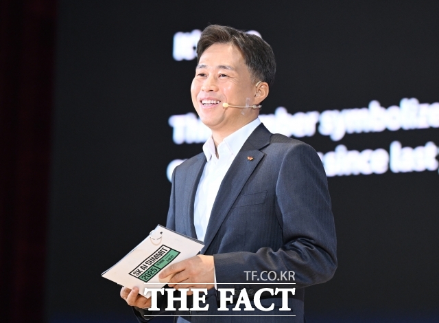 곽노정 SK하이닉스 최고경영자가 지난해 11월 서울 강남구 코엑스에서 열린 'SK AI 서밋 2025' 키노트 세션에서 AI메모리를 주제로 기조연설 하고 있다. /이새롬 기자