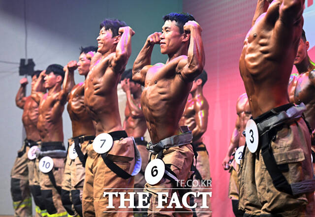 제15회 서울시 몸짱소방관 선발대회가 14일 오후 서울 은평구 소방학교 대강당에서 열린 가운데, 참가자들이 포즈를 취하고 있다. /이새롬 기자